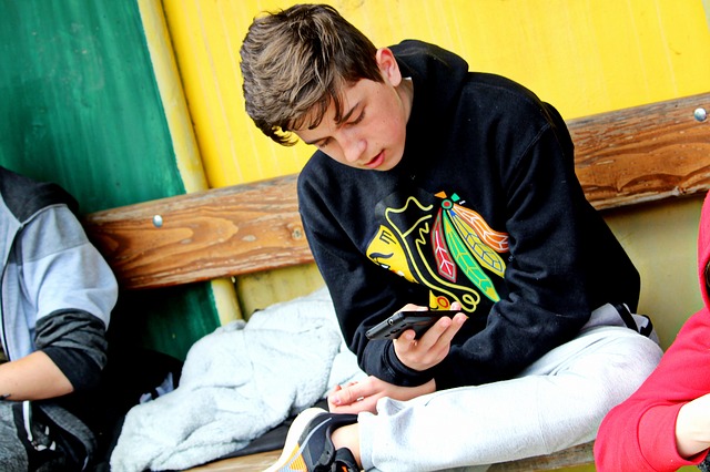 Tínedžer s mobilom.jpg